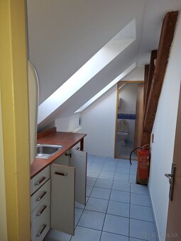 Podkrovný klimatizovaný priestor s parkovaním v centre - 2