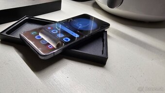 Samsung Galaxy Z Flip 5 tmavý 256GB - aj vymením - 2