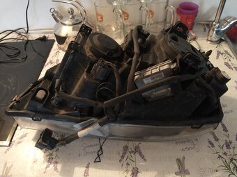 Predam prave predne svetlo xenon volvo xc90 - 2