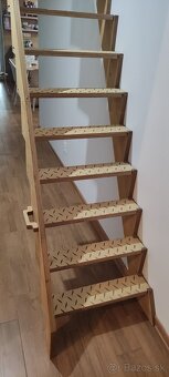 Sklápacie schody na stenu - 2