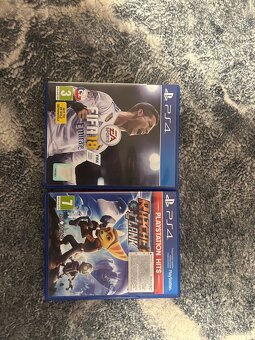 Playstation 4 pro + 2 hry (FIFA 18, Ratchet and Clank) - 2