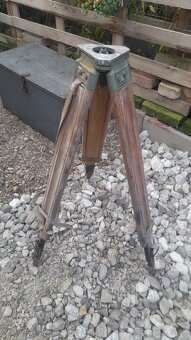 Vojenský stojan 85eur, plechová truhlica 25eur - 2
