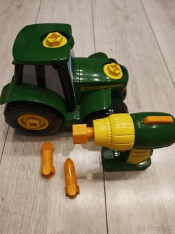 Predam traktor John Deere rozoberatelny - 2