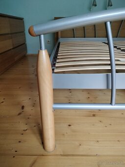 Kovová posteľ s dubovymi nohami - 2