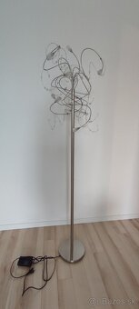Predám stojacu lampu s možnosťou regulovania svetla. kontakt - 2