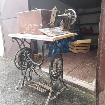 Starožitný šijací stroj v náleznom stave - 2