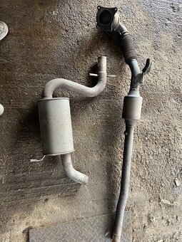 Predam katalyzátor a stredovú tlmiť z golfu gti - 2