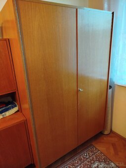 Darujem veľké retro skrine. - 2