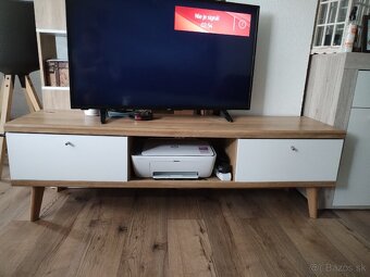 Predám tv stolík ,má drobné kozmetické vady viď foto . - 2