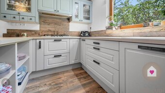 MA/ZOHOR - Rodinný dom s 2 bytovými jednotkami a 3 garážami - 2