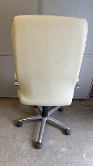 Predám kožené kreslo kancelárske - 2