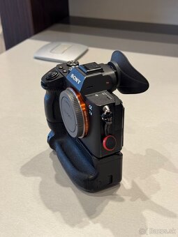 Sony A7iii + Meike A9 Grip - 2