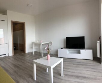 Štýlový 1-izbák s balkónom a garážovým parkovacím miestom - 2