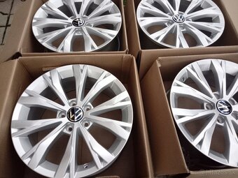 VW Tiguan 17"5x112 ET 40 originálne hliníkové disky,škKodia - 2