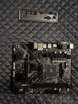 Zakladna doska Gigabyte - 2