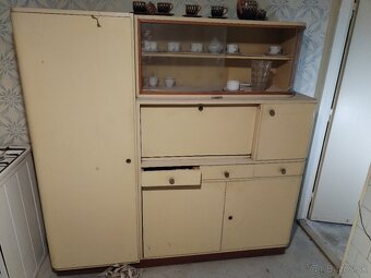 Kredenc starožitností - 2