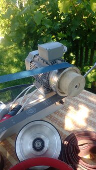 Pásová bruska na noze - 2