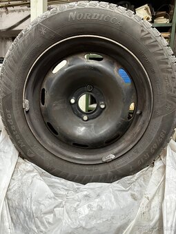 Zimné pneu + plechové disky + puklice - 2