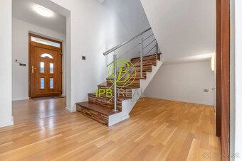 Priestranný rodinný dom s dvojgarážou v Malinove - 2