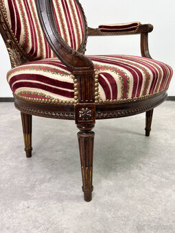 masívne široké kreslo v honosnom klasiciznom štýle - 2