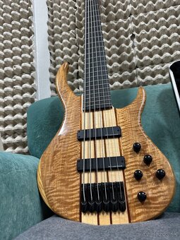 Harley Benton basgitara 6 strunová - 2