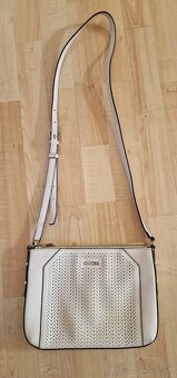 Crossbody kabelka GUESS biela - 2