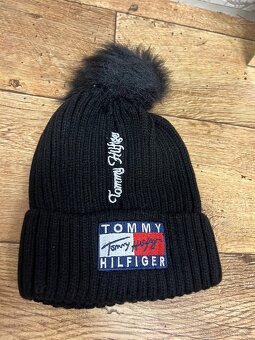 Damska cierna unisex ciapka s brbolcom - 2