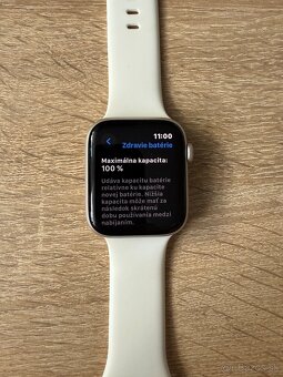 Apple Watch SE GPS (2023) 44mm svetlé - remienok M/L - 2