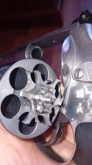 Predám S&W 629 5” hlaveň 44 Magnum - 2