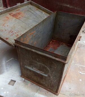 Stara plechova lekarnicka - 2