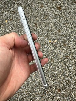 iPhone SE 2020 - baterie 100% - 2