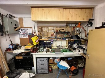 Veľká, kompletne vybavená garáž s náradím, elektrikou, umýva - 2