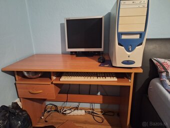 Na predaj:stolik+počítač + príslušenstvo – 100 € - 2