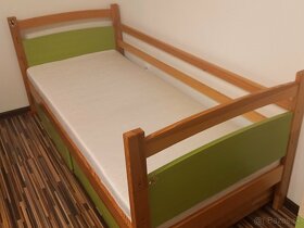 Predám drevenú postel s matracom+koberec - 2