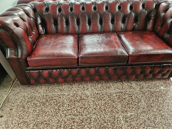 CHESTERFIELD ŠTÝL,BORDOVO-ČIEDAČKA KOŽENÁ NA KOLEČKÁCH - 2