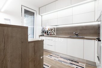 NOVÁ TERASA - 3i byt s terasou celkovo 105,7m2, 2x parking - 2