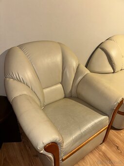 Predám zachovalý rohový gauč z eko kože s kreslom - 2
