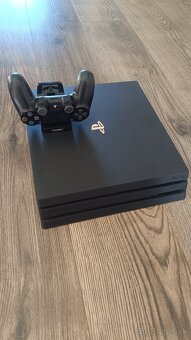 Playstation 4 Pro 1TB + volant + radiaca paka + stojan - 2