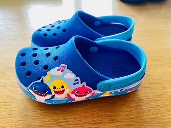 Detské šľapky Crocs Babyshark C9 - 2