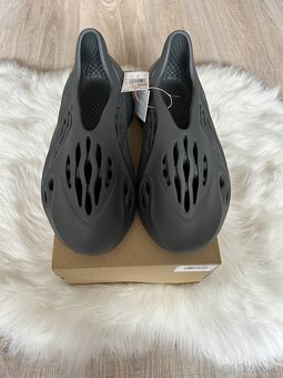 Adidas Yeezy Foam RNR Carbon - 2