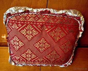 Predám ľudový vyšivyný ozdobný vankúš - 2