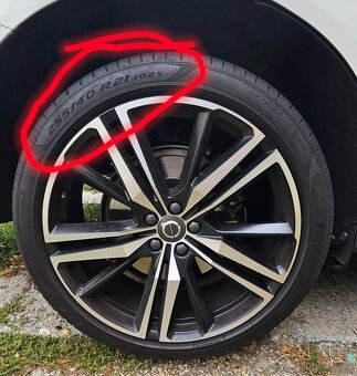 Predám pneu Pirelli 255/40 r21 - 2