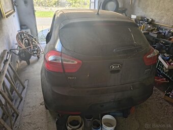 Predám havarované Kia Rio 1.4 66kw - 2