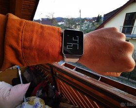 Predám smartwatch SAMSUNG gear Live hranatého tvaru - 2