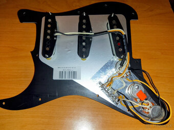 Predám kompletne zapojený pickguard na stratocaster - 2