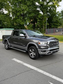 Dodge RAM 1500 Laramie—5.7 V8 HEMI—2020–KŮŽE—95.000km - 2