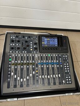 Behringer x32 compact + case - 2