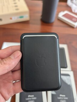 Apple MagSafe iPhone Leather Wallet - 2