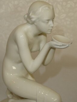 Porcelánový akt Dievčina - 2