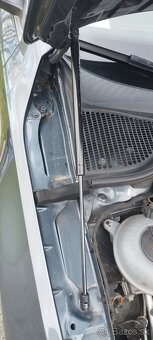 Škoda Octavia 3 / plynové vzpery prednej kapoty. - 2